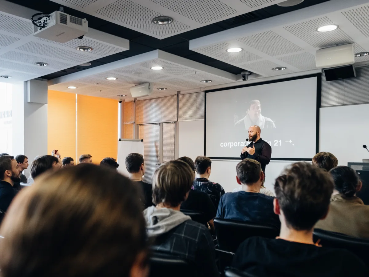 Tom speaking to a room full of attendees at DevFest Siberia.
